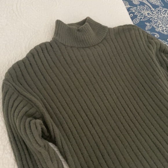 SUPER SOFT Express Sweater Size Small - Picture 2 of 8